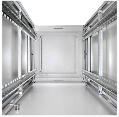 Innenansicht eines leeren, metallischen Serverracks mit Schienen an den Seitenwänden.