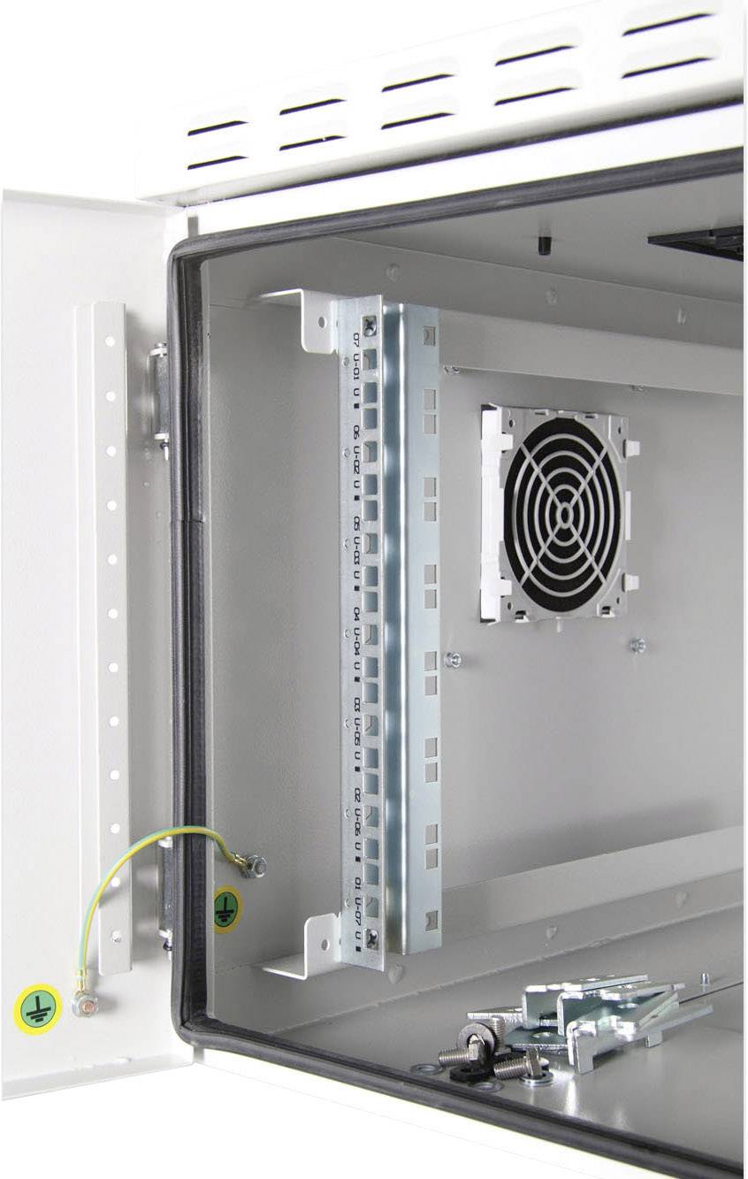 Metallgehäuse mit offener Tür zeigt Befestigungsschiene und Lüfter innen. Geeignet für elektronische Komponenteninstallation.