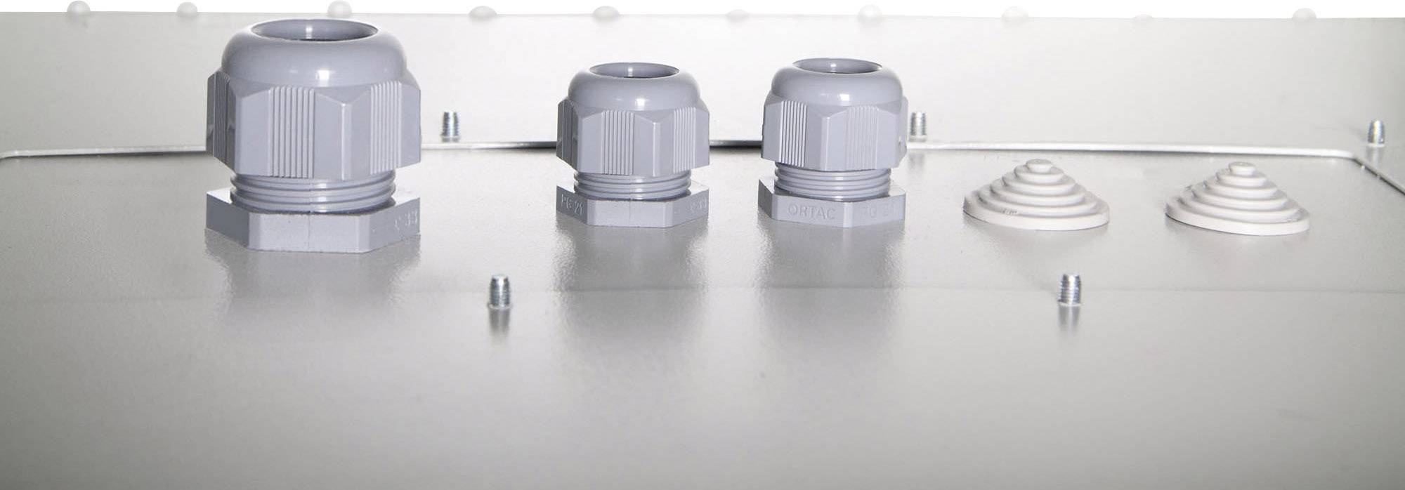 Drei graue Kabelverschraubungen und zwei weiße, stufenförmige Dichtungen auf einem Metallgehäuse.
