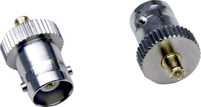 Zwei metallene Koaxialadapter mit gerändelten Ringen, einer liegend und der andere stehend, zeigen ihre Steckverbindungen.