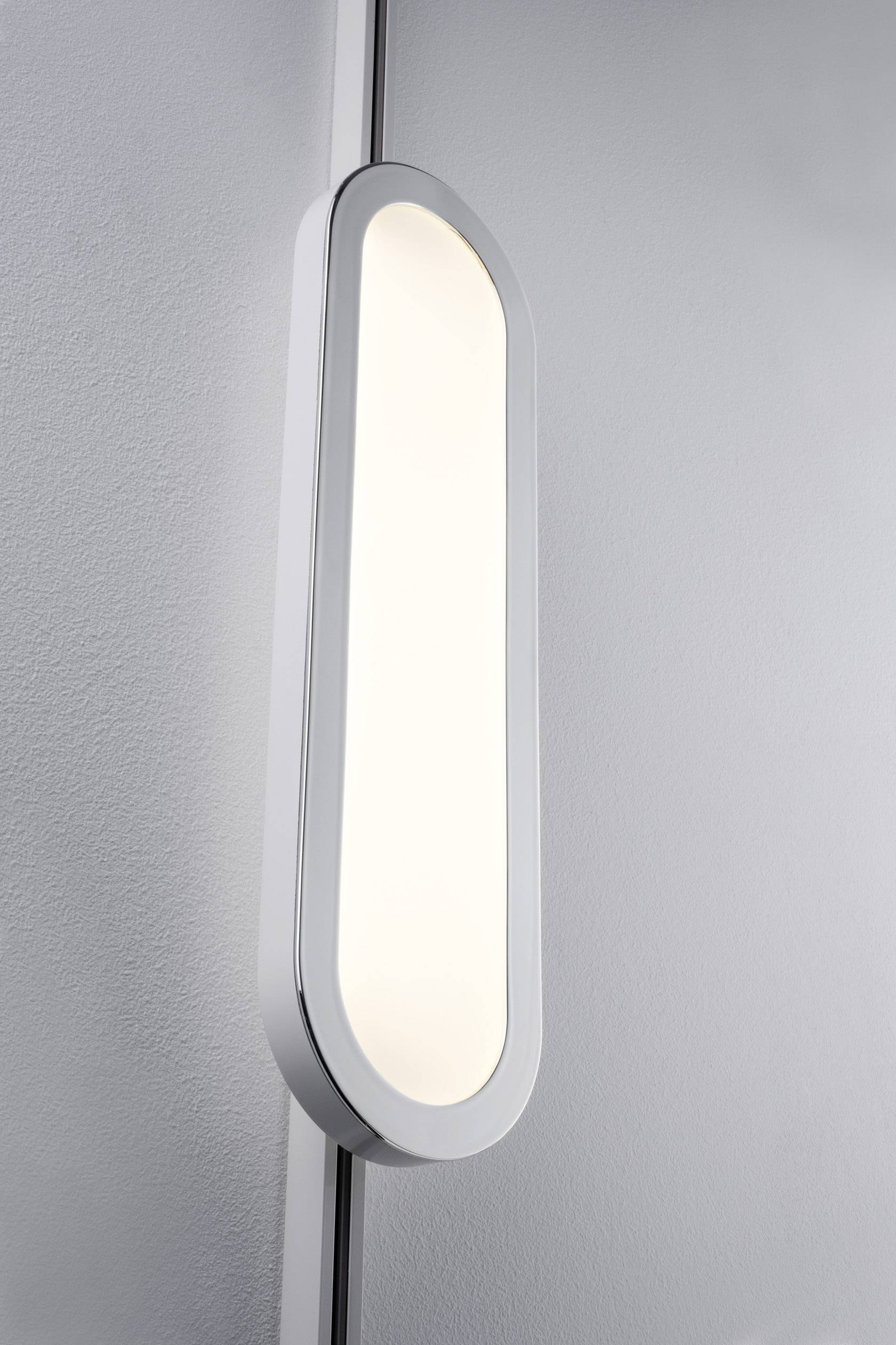 An der Wand montiertes, längliches, modernes Whiteboard mit abgerundeten Kanten und weißem Rahmen.