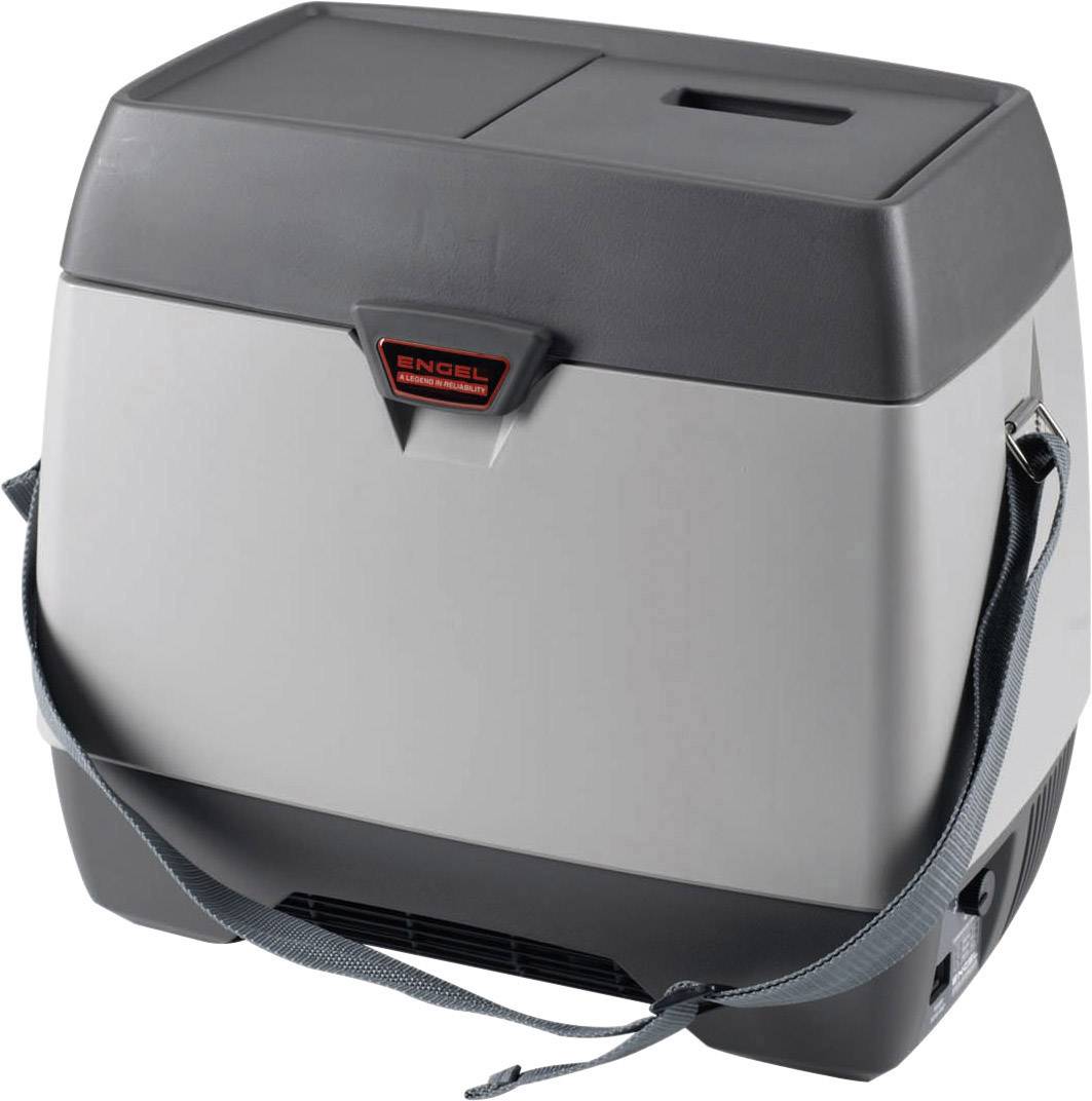 Eine tragbare, elektrisch betriebene Kühlbox mit schwarzem Deckel, grauem Gehäuse und Trageriemen. Ideal für unterwegs.