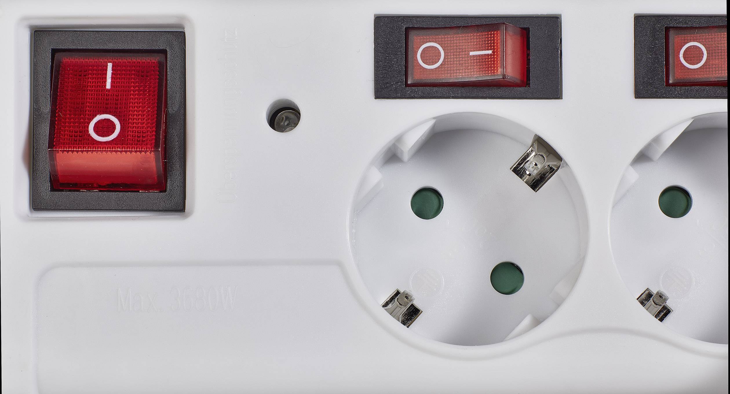 Eine weiße Steckdosenleiste mit zwei Schuko-Steckdosen und einem roten Kippschalter.