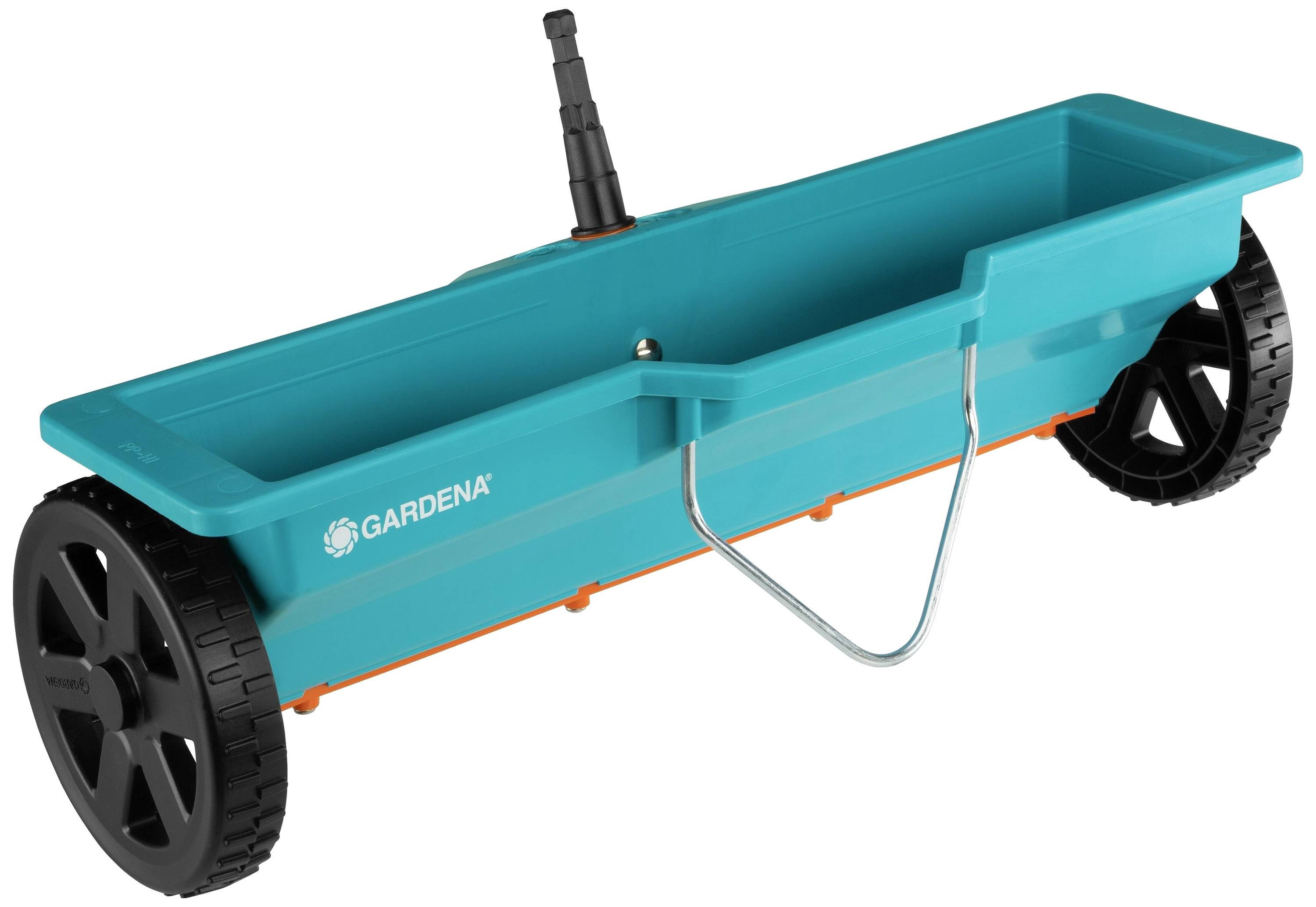 Ein blauer Streuwagen mit schwarzen Rädern, markiert mit 'Gardena', dient zum gleichmäßigen Verteilen von Materialien im Garten.
