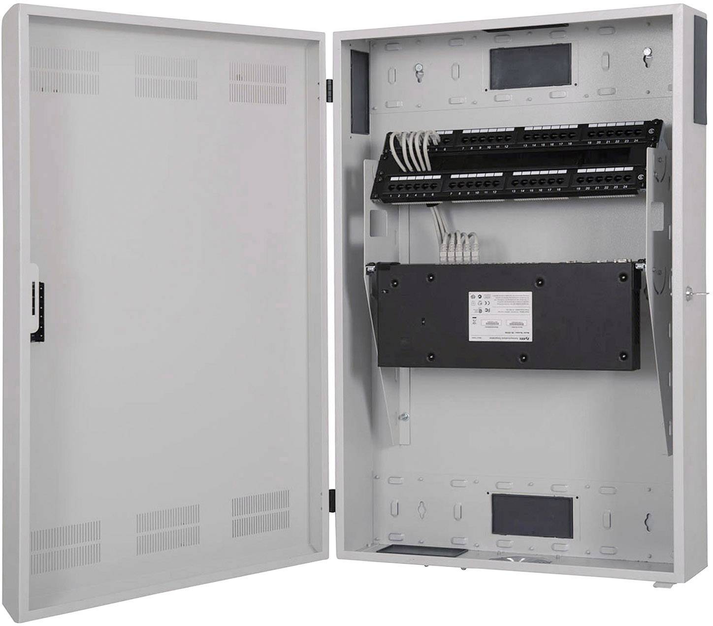 Elektrischer Schaltschrank mit offener Tür, zeigt Kabelverbindungen und Sicherungen in einem organisierten Layout für Verteilersysteme.