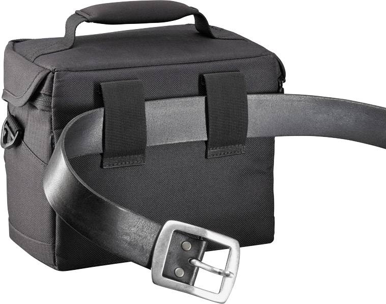 Eine schwarze Tasche mit einem Gürtel, der um sie gewickelt ist. Der Gürtel hat eine silberne Schnalle.