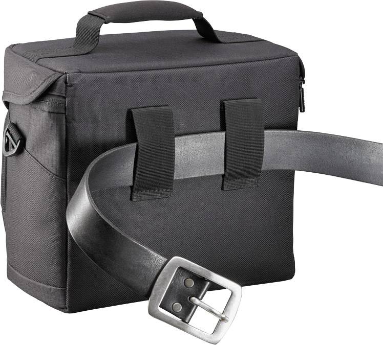 Eine schwarze Tasche mit einem Gurt, der durch zwei Schlaufen an der Vorderseite gezogen ist. Die Tasche hat einen Tragegriff oben.