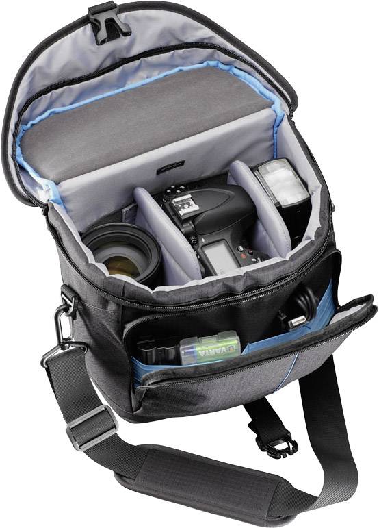 Geöffnete Kameratasche mit mehreren Fächern, gefüllt mit Kamera, Objektiv, Blitz und Batterien. Die Tasche hat einen Schulterriemen.