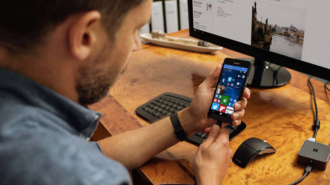 Microsoft Handy Anschlusskabel [1x USB-C® Buchse - 4x DisplayPort Buchse, HDMI-Buchse, USB 2.0 Buchse A]