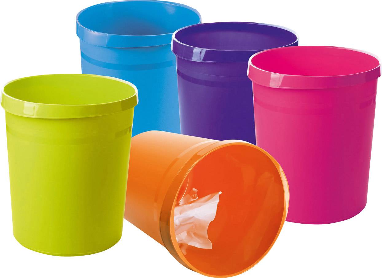Fünf bunte Mülleimer aus Plastik in den Farben Blau, Lila, Pink, Grün und Orange. Der orangefarbene Eimer liegt auf der Seite.