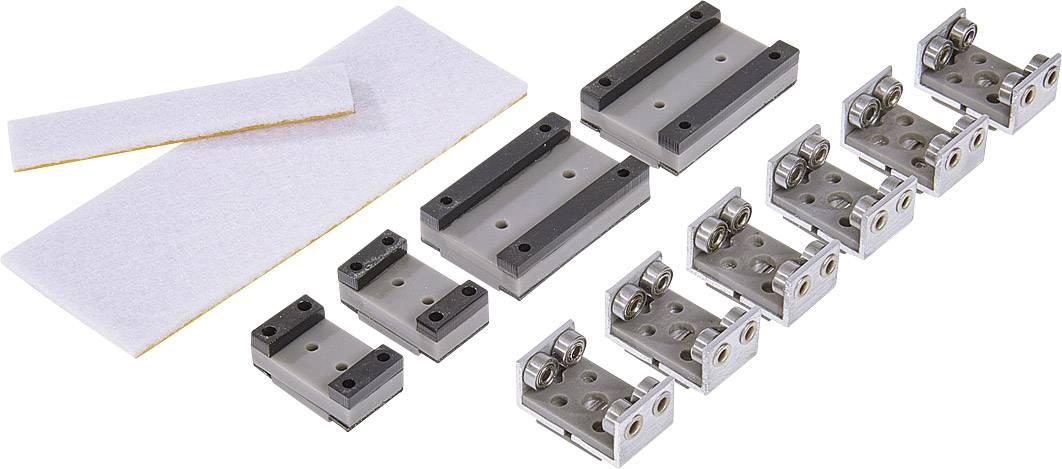 Verschiedene Metallteile und rechteckige Filzstreifen auf weißem Hintergrund, wahrscheinlich für technische oder industrielle Anwendungen.