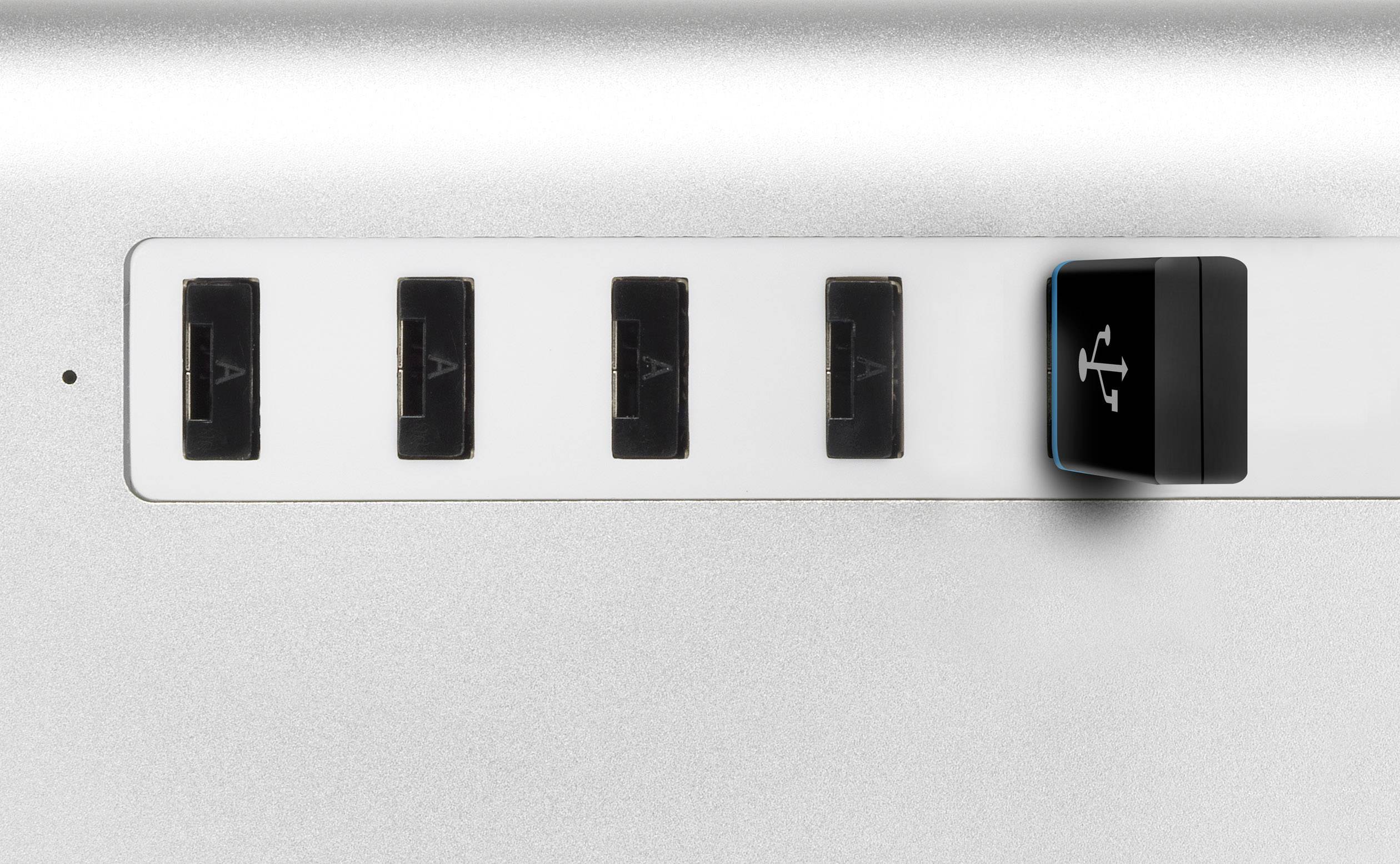 Fünf USB-Anschlüsse an einem Metallgehäuse, wobei der erste Anschluss ein USB-Stecker eingesteckt ist.