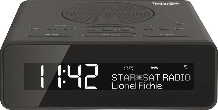 Ein schwarzes Digitalradio zeigt die Uhrzeit 11:42. Der Bildschirm zeigt 'STAR*SAT RADIO', unterhalb 'Lionel Richie'.