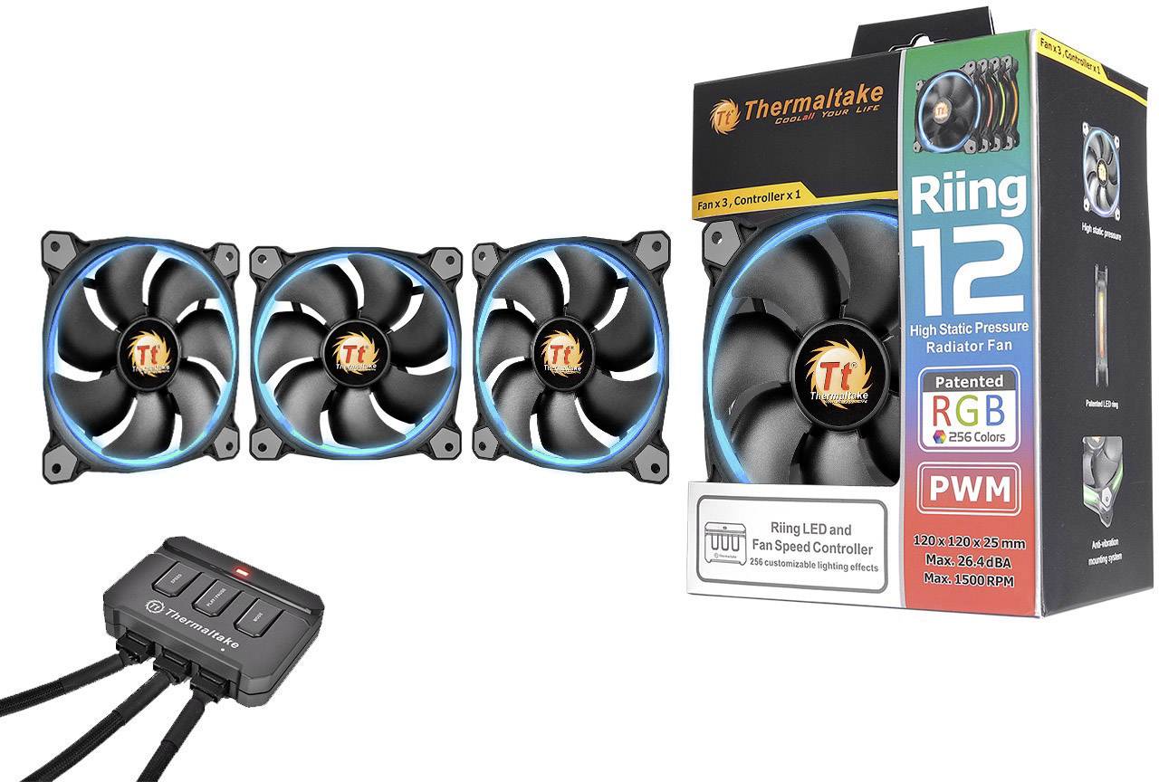 Drei Thermaltake Lüfter mit blauen LED-Ringen und einer Steuerungseinheit für RGB-Beleuchtung und Geschwindigkeitsanpassung. Auf der Verpackung ist 'Riing 12' zu lesen.