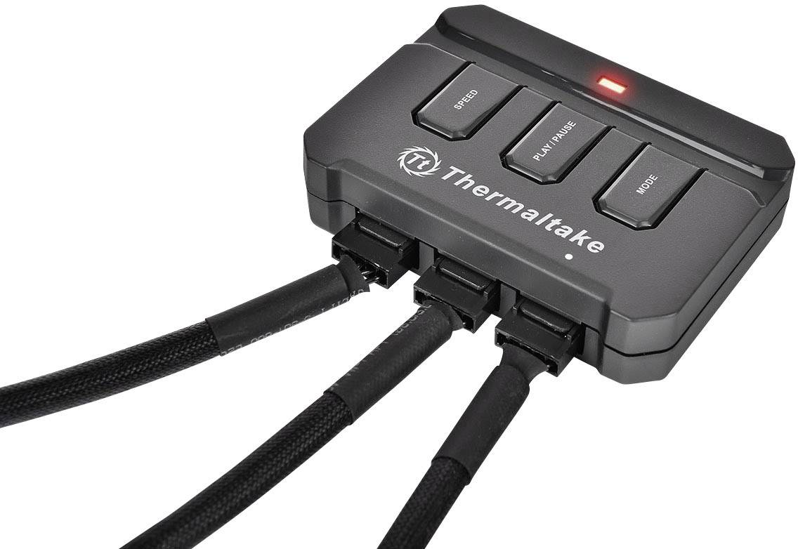 Steuergerät von Thermaltake mit drei Tasten ('LED', 'Fan Speed', 'Mode'), verbunden mit drei Kabeln. LED-Anzeige leuchtet rot.