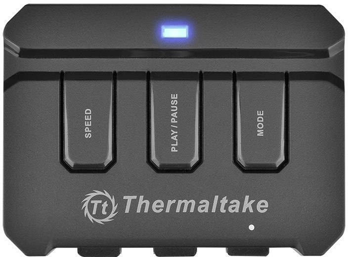 Schwarzer Lüfter-Controller von Thermaltake mit drei Tasten: Geschwindigkeit, Play/Pause, Modus. Oben leuchtet eine blaue LED.