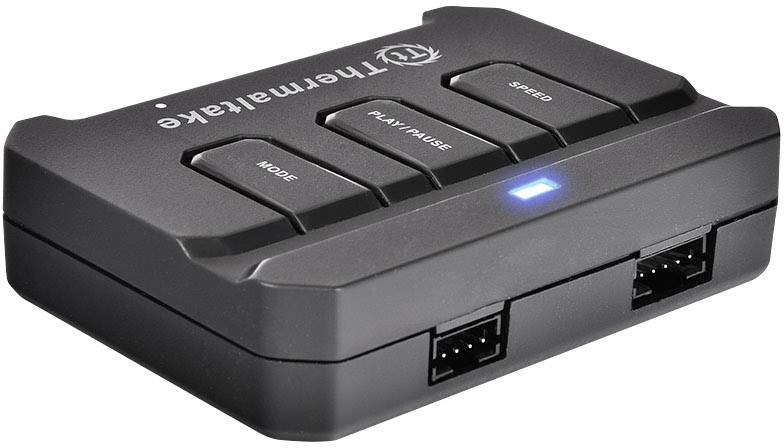 Ein schwarzer Controller mit Tasten für 'Mode', 'Play/Pause', 'Speed', und Anschlüssen an der Seite. Ein blaues Licht zeigt Betriebszustand an.