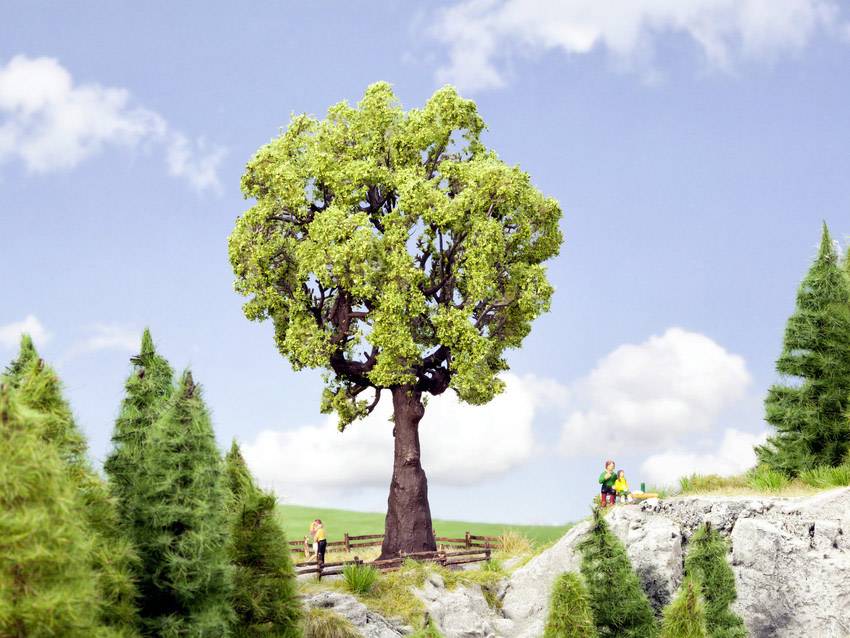 Ein großer Baum steht im Mittelpunkt einer bergigen Landschaft mit Kiefern und Felsen. Zwei kleine Figuren wandern auf einem Pfad.