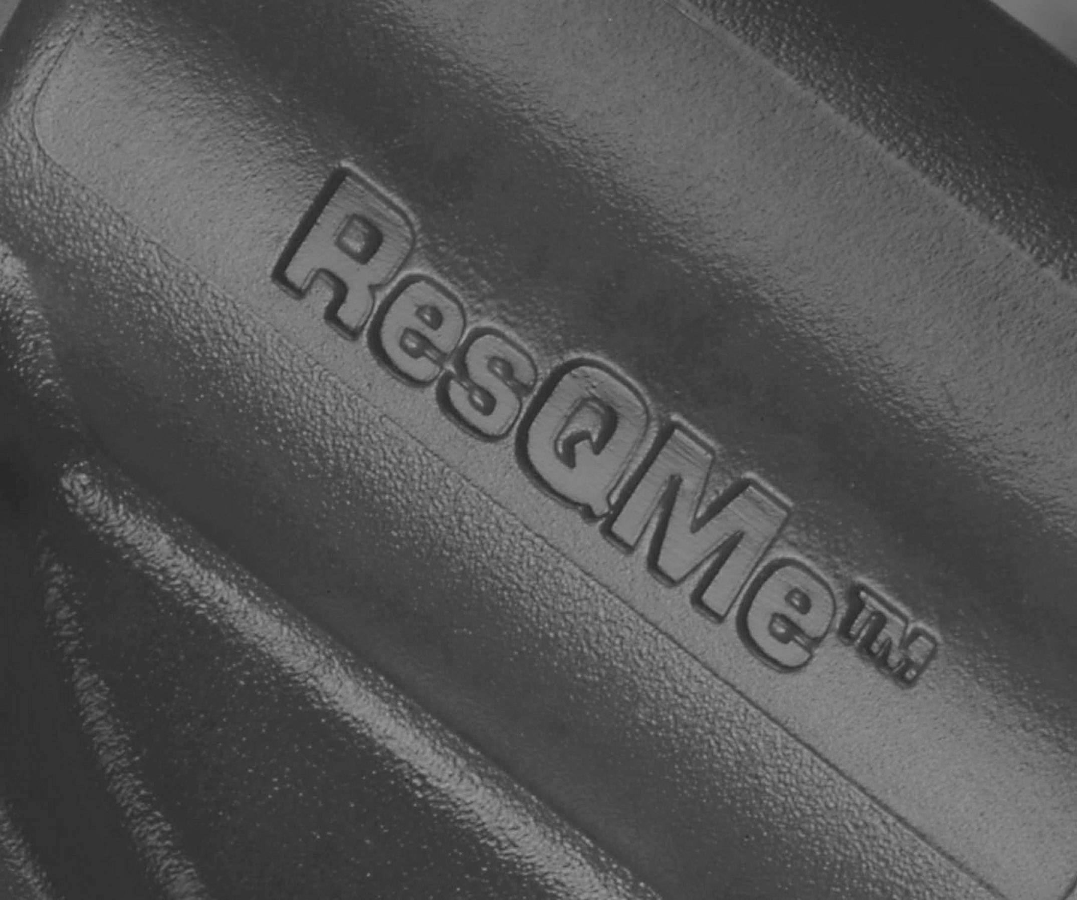 Eine Nahaufnahme eines metallischen Werkzeugs mit der Aufschrift 'ResQMe'.