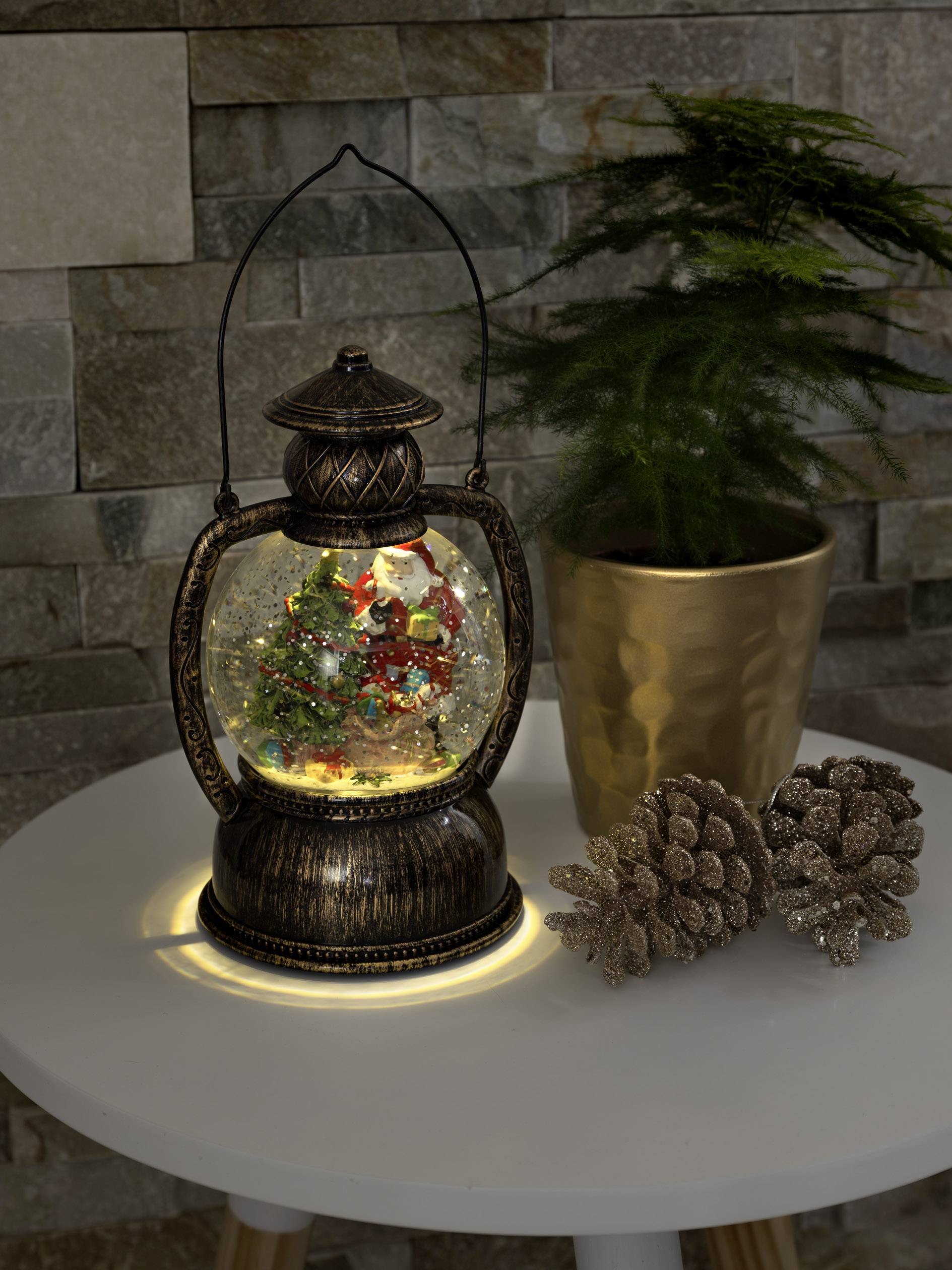 Konstsmide 3497-000 LED-Laterne Weihnachtsmann Warmweiß Messing beschneit, mit Wasser gefüllt, Timer, mit Schalter