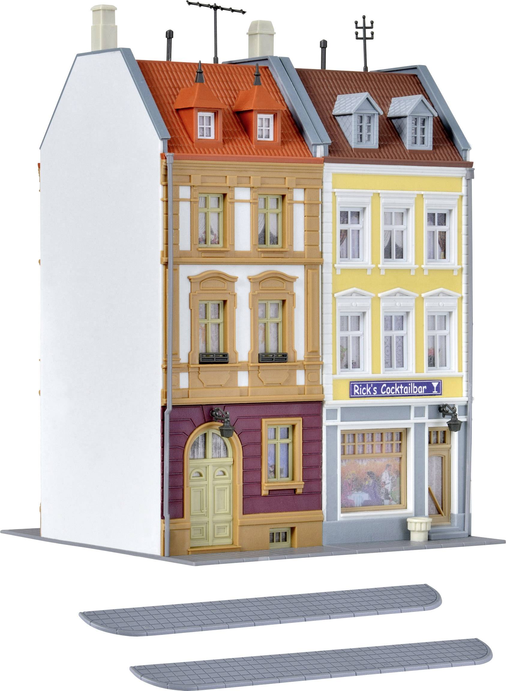 Ein Modellhaus mit drei Etagen in bunten Farben. Links ein orange-rotes Dach, rechts ein gelbes Gebäude mit 'Rick's Cocktailbar' im Erdgeschoss.