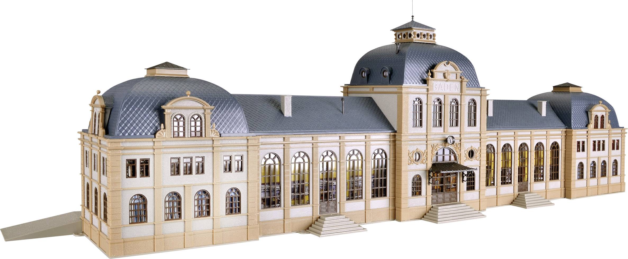 Ein detailliertes Modell eines historischen Gebäudes mit drei Kuppeln und großen Fenstern, das an Barockarchitektur erinnert.