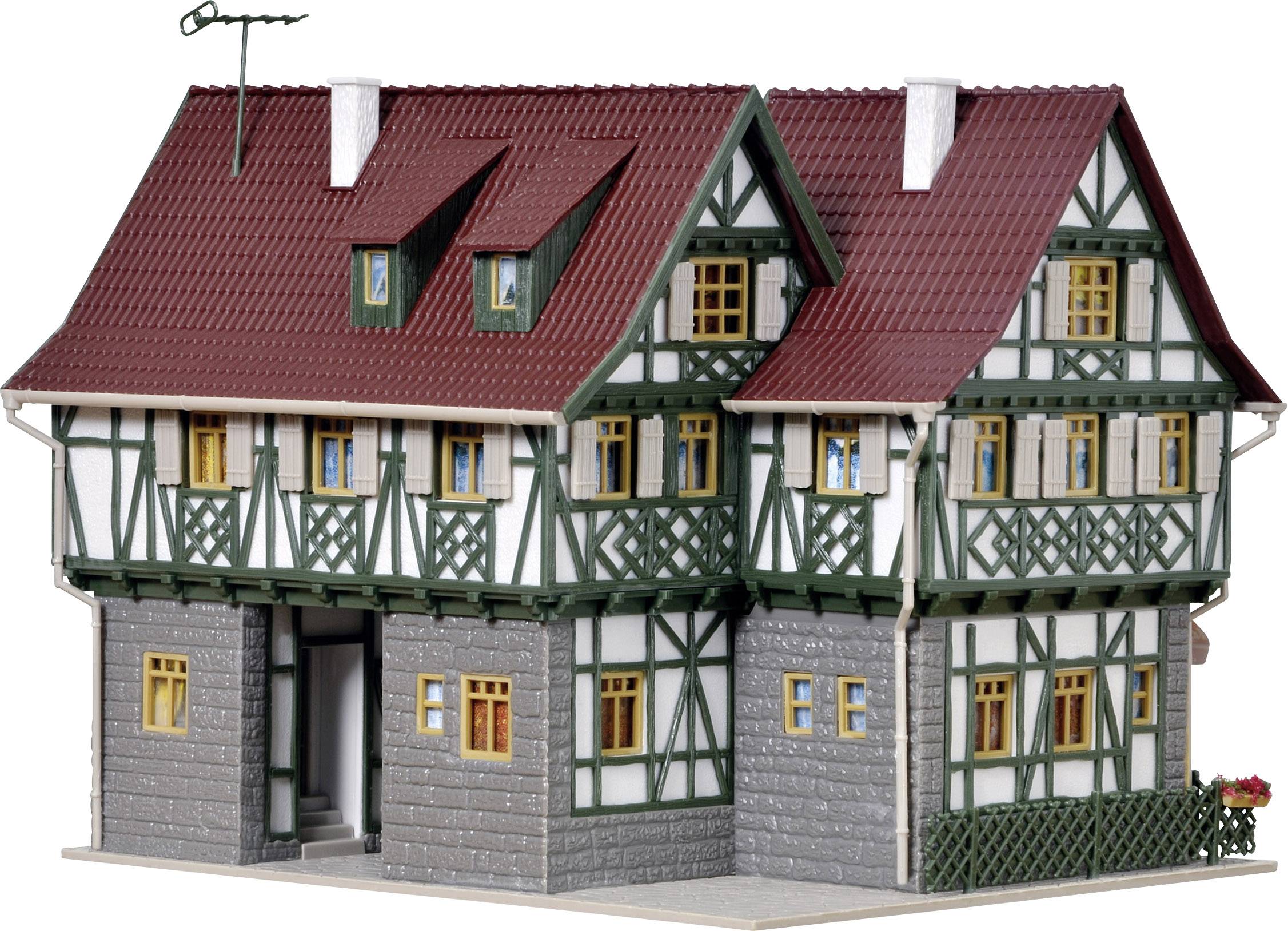 Fachwerkhaus-Modell mit rotem Dach, grünen Fensterläden und gemauertem Erdgeschoss, ideal für Modelleisenbahn-Landschaften.