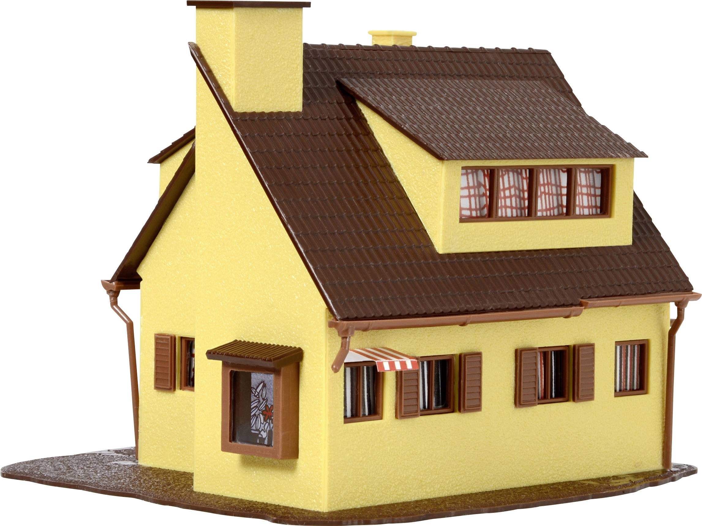 Gelbes Modellhaus mit braunem Dach und Fenstersimsen, drei Dachfenstern und einem Schornstein; repräsentiert ein Einfamilienhaus.