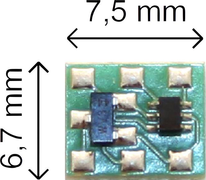 Ein rechteckiger Mikrochip, Maße: 7,5 mm breit und 6,7 mm hoch. Der Chip zeigt eine grüne Platine mit goldenen Kontakten.