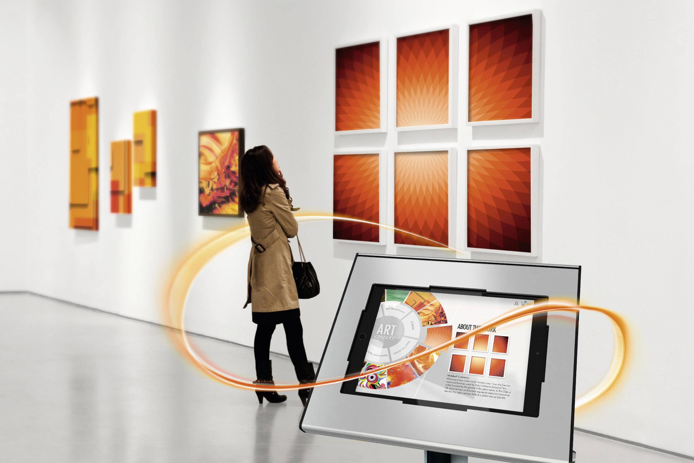 Ein Besucher in einem Kunstmuseum betrachtet orangefarbene abstrakte Gemälde an der Wand; vorne ein interaktiver Bildschirm mit Kunstinformationen.