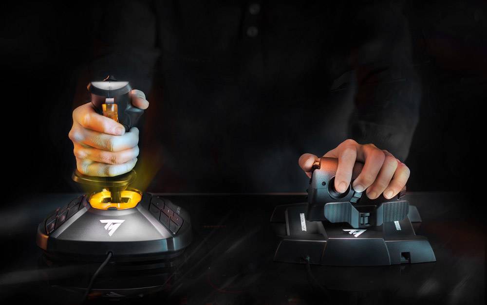 Eine Person bedient einen Joystick und ein Schubkontrollgerät vor dunklem Hintergrund, symbolisiert Präzision und Kontrolle.