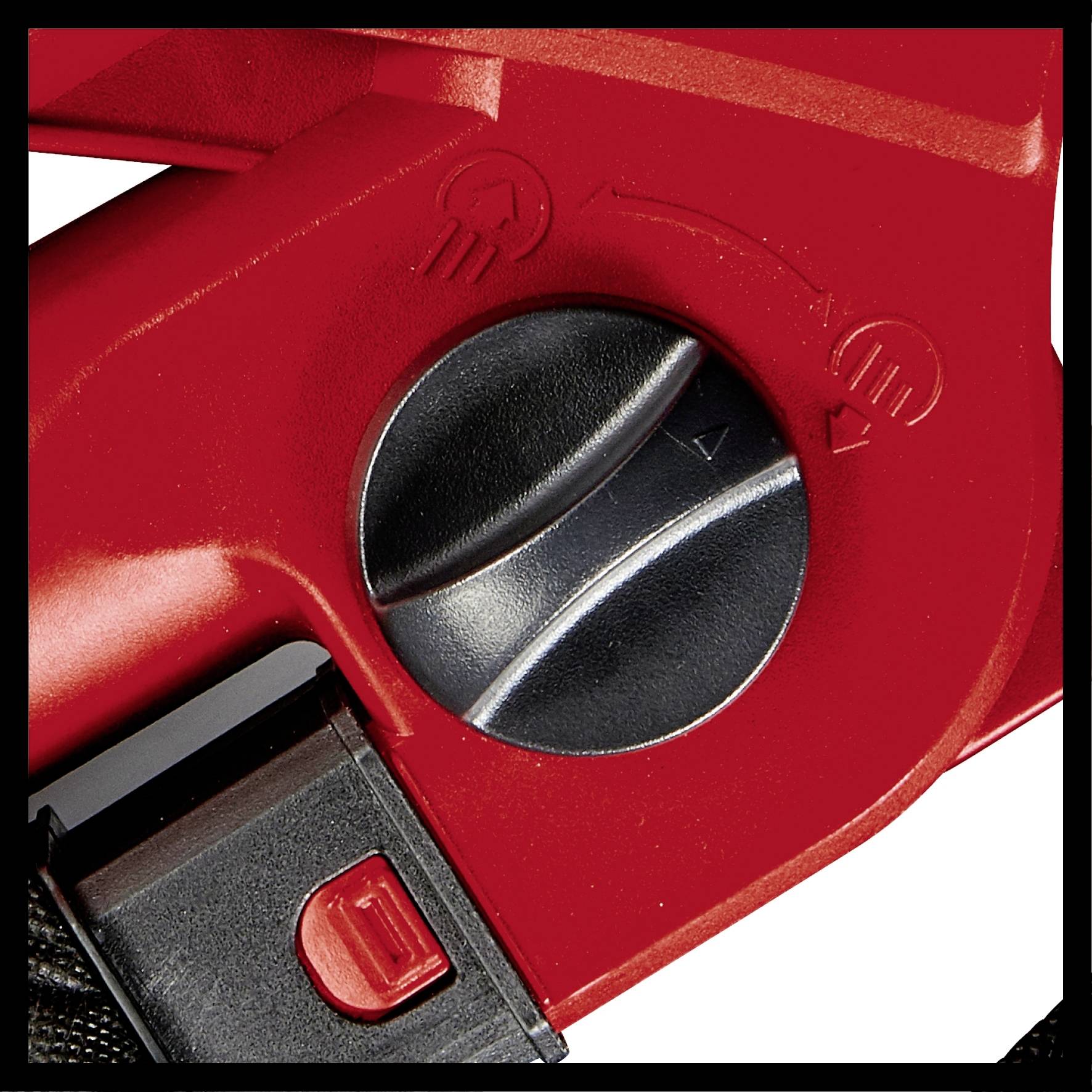 Roter Hebelschalter mit schwarzem Drehknopf und Pfeilsymbolen. Links unten ist ein kleines rotes Symbol mit einem weißen Buchstaben.