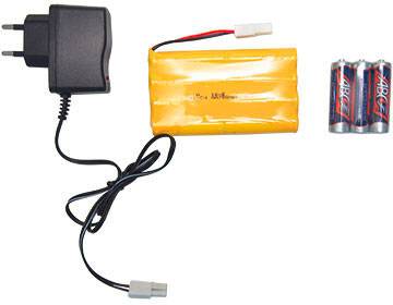 Netzteil mit Kabel, gelber Akku mit Kabelverbindung, drei AA-Batterien nebeneinander.