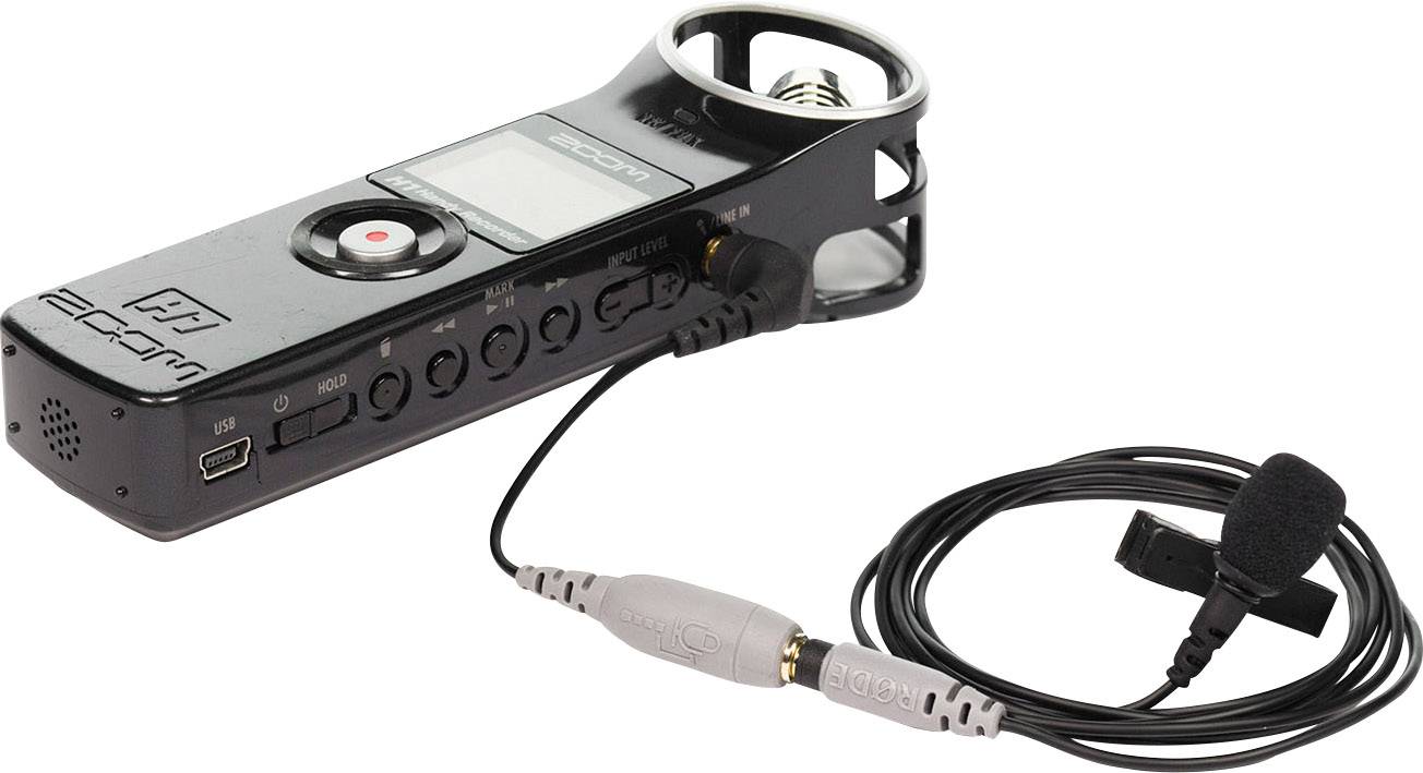 Mobiler Audiorekorder mit Display und Aufnahmetaste, verbunden mit einem Ansteckmikrofon. Ideal für Interviews und Musikaufnahmen.