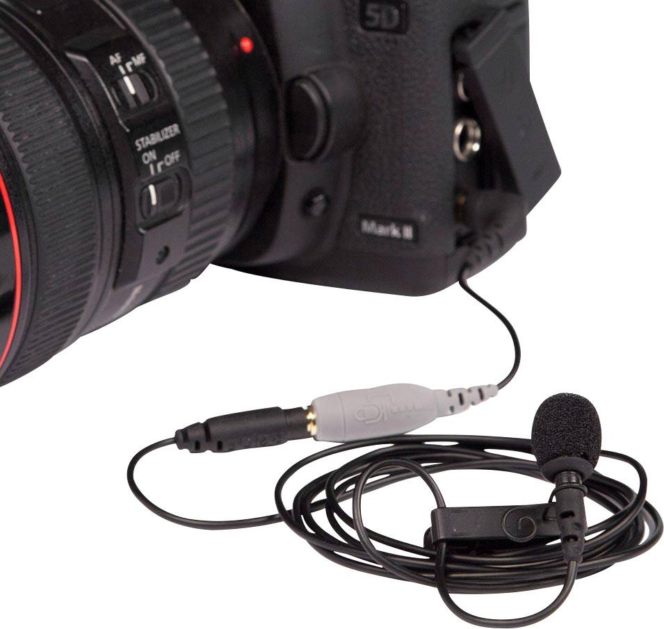 Kamera mit angeschlossenem externem Mikrofon, geeignet für professionelle Videoaufnahmen.