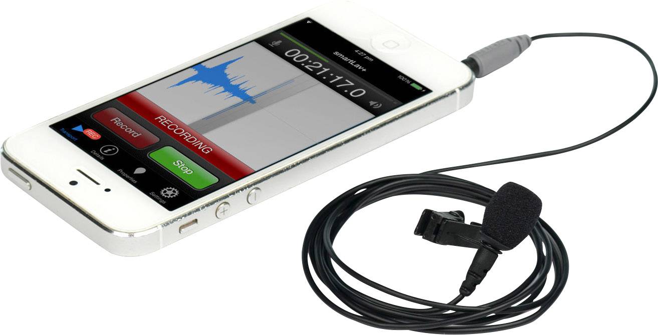 Smartphone mit angeschlossenem Lavalier-Mikrofon, auf dem Bildschirm ist eine Audioaufnahme-App geöffnet, zeigt eine Wellenform.