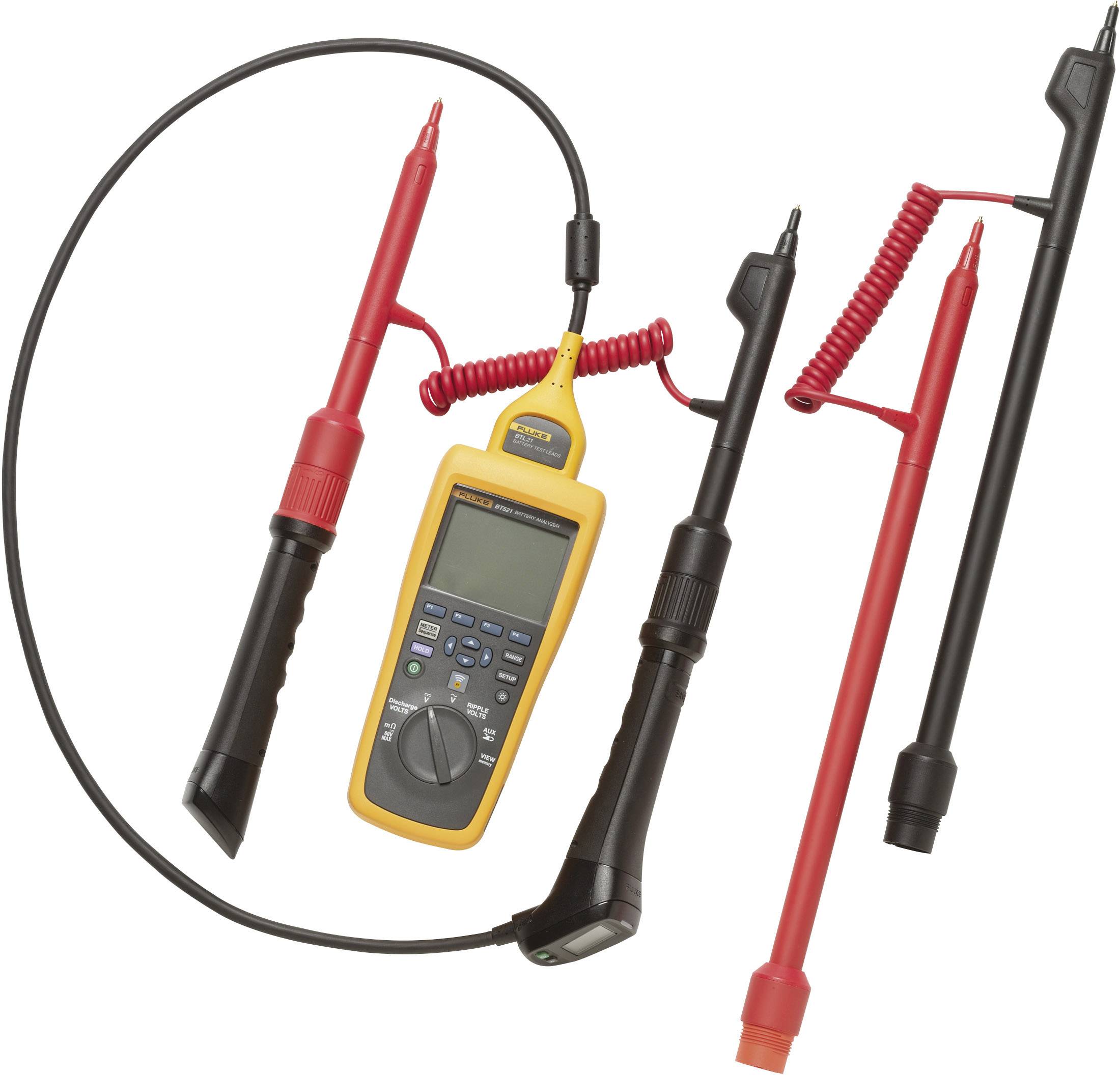 Multimeter in gelbem Gehäuse mit Display. Verbunden sind schwarze und rote Messleitungen mit Prüfspitzen zur elektrischen Messung.