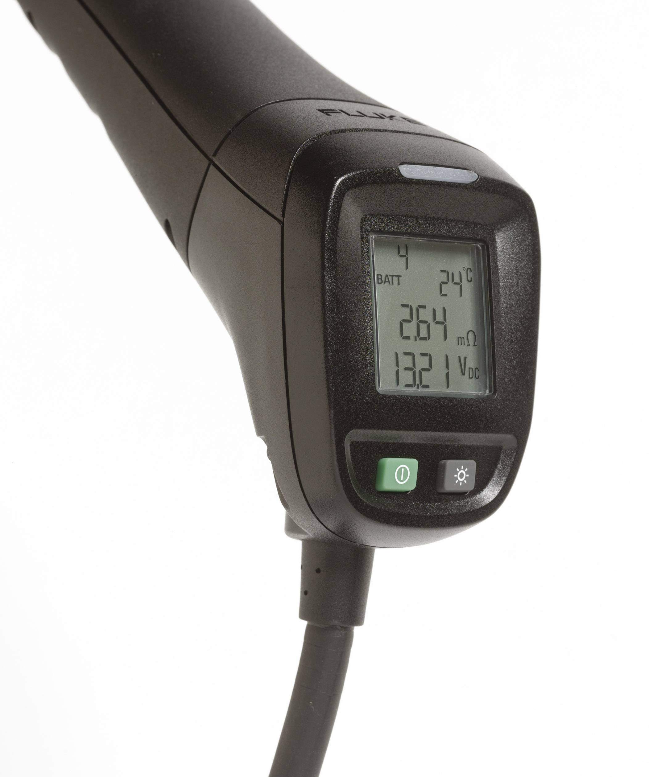 Ein Infrarot-Thermometer zeigt eine Temperaturmessung von 24 Grad Celsius an. Es hat ein digitales Display mit verschiedenen Messwerten.