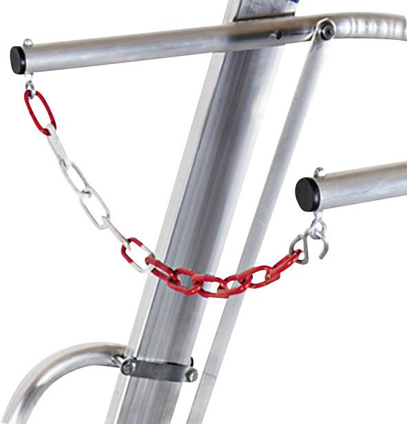 Metallkonstruktion mit roter Kette verbindet zwei Stangen. Stabilisiert möglicherweise einen Rahmen oder eine Leiterstruktur.