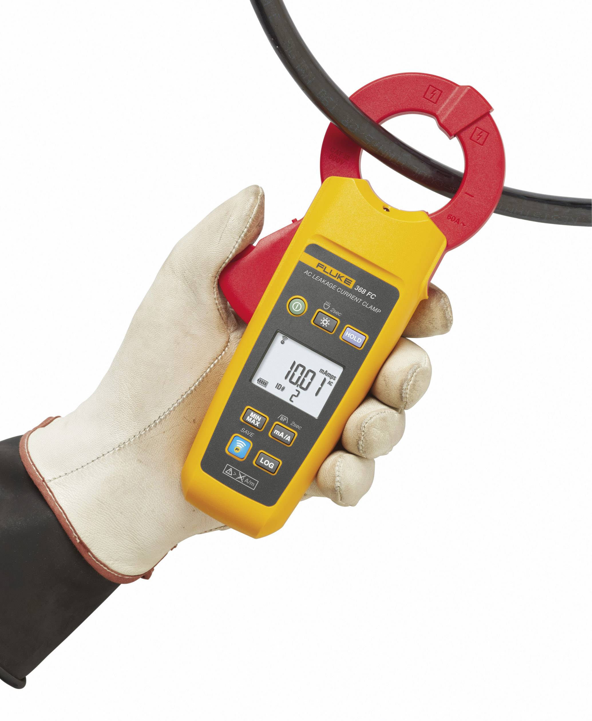Hand hält ein elektrisches Messgerät um ein Kabel. Das Display zeigt den Wert 100,7 an. Das Gerät ist gelb mit roten Sensoren.