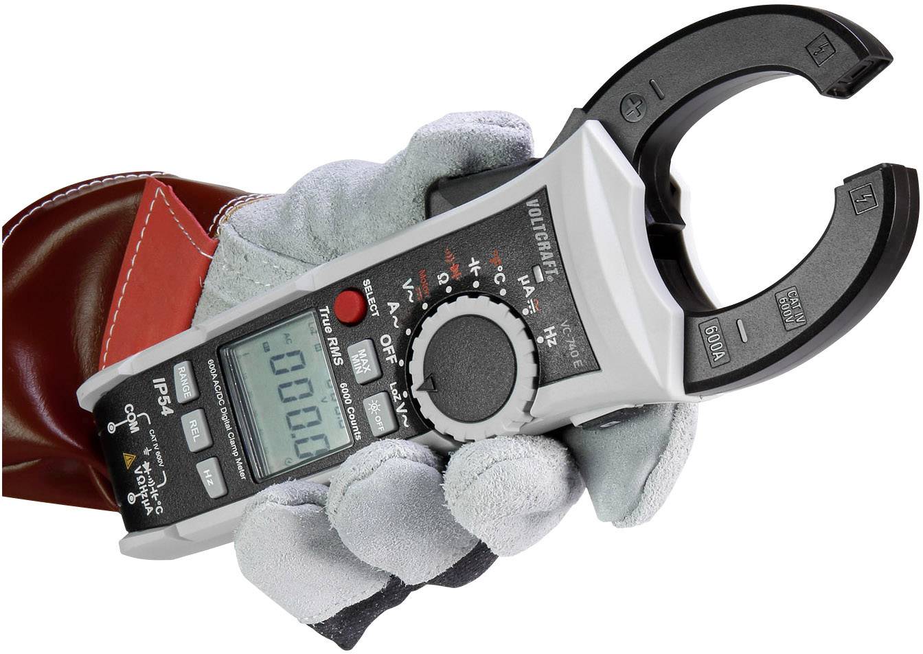 Elektriker-Hand hält ein digitales Zangenmultimeter. Es zeigt keine Messwerte an. Handschuh und Gerät dienen zur Sicherheit bei Messungen.