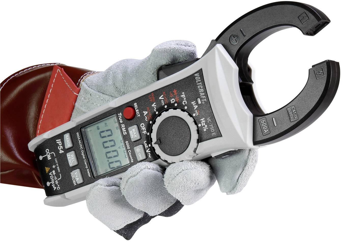 Eine Hand hält ein Zangenamperemeter mit digitaler Anzeige. Das Gerät zeigt Messwerte zur Stromstärke.