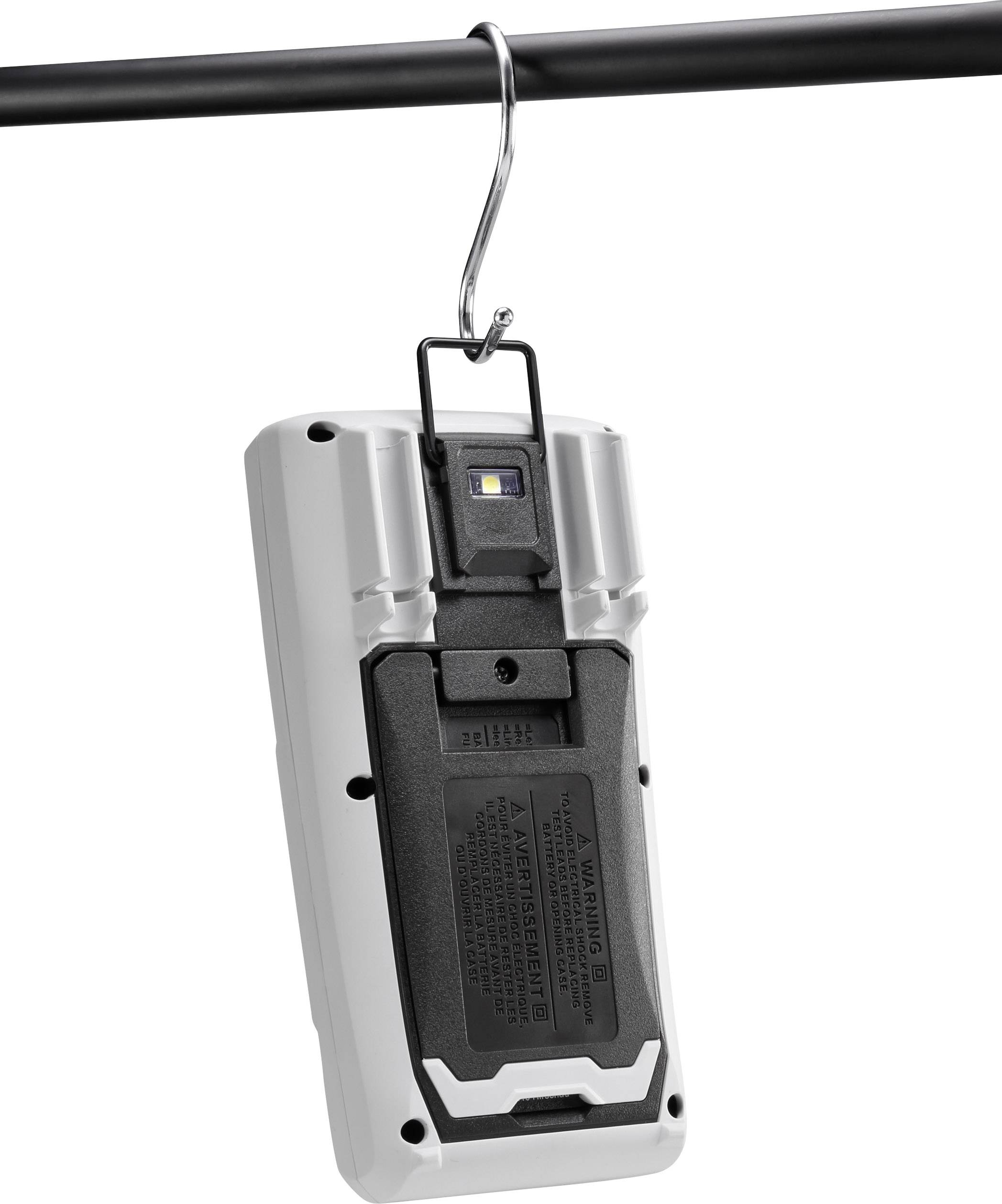 Eine tragbare LED-Leuchte hängt an einem Haken. Die Rückseite zeigt Batteriefach und Belüftung. Geeignet zum Aufhängen bei Arbeiten.