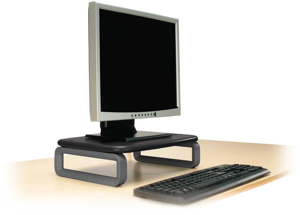 Ein Computermonitor auf einem höhenverstellbaren Ständer, daneben eine Tastatur auf einem Schreibtisch.