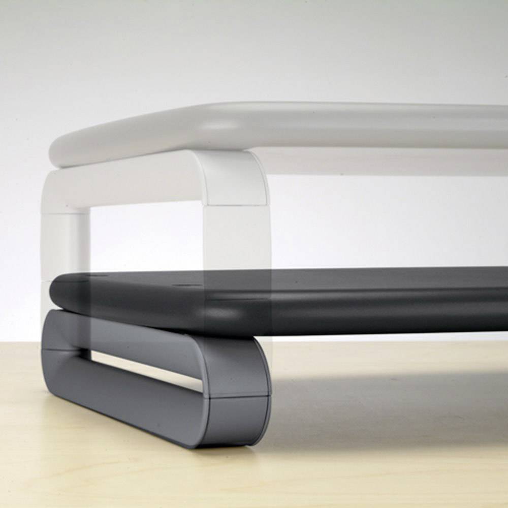 Ein moderner Couchtisch mit geschwungenem, rechteckigem Design und einer zweifarbigen Oberfläche aus hell- und dunkelgrauem Material.