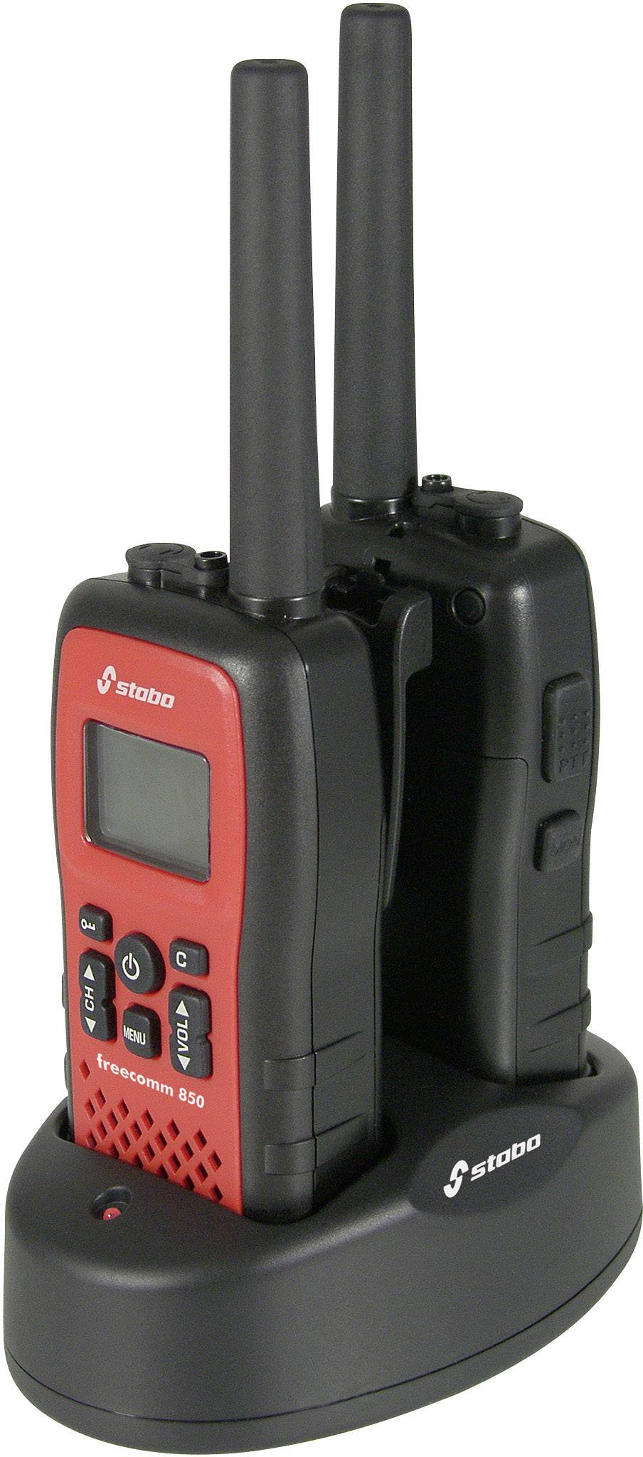 Zwei schwarze und rote Walkie-Talkies stehen auf einer gemeinsamen Ladestation. Beide Geräte haben eine Antenne und mehrere Tasten.