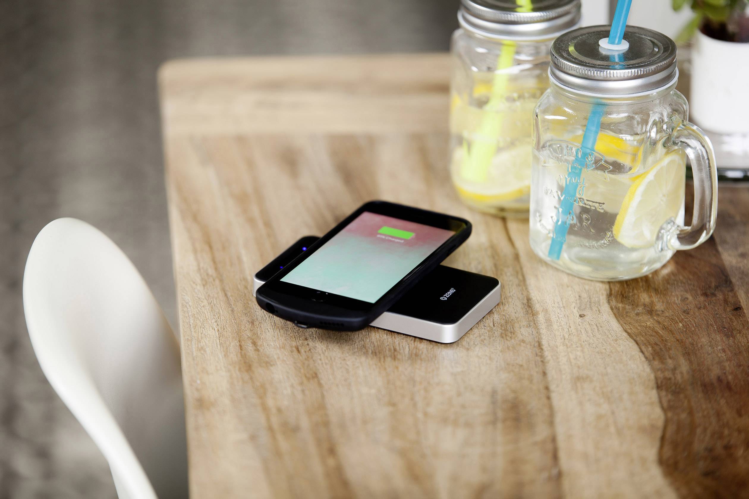 ZENS Induktions-Powerbank 2000 mA Qi Wireless Charger ZEPB01B00 4500 mAh Ausgänge Induktionslade-Standard, USB Schwarz, Silber