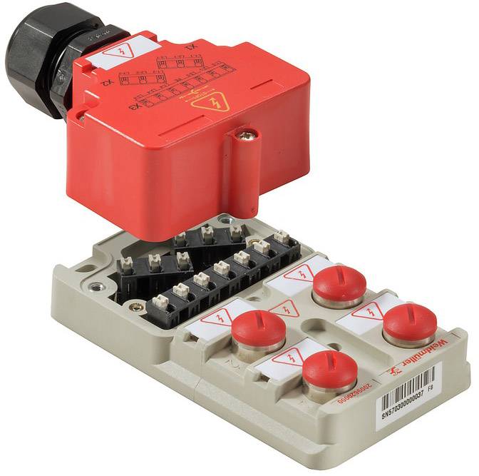 Ein roter elektrischer Sicherheitsschalter ist leicht geöffnet und zeigt interne Verdrahtung. Symbole zur Warnung und Bedienung sind sichtbar.