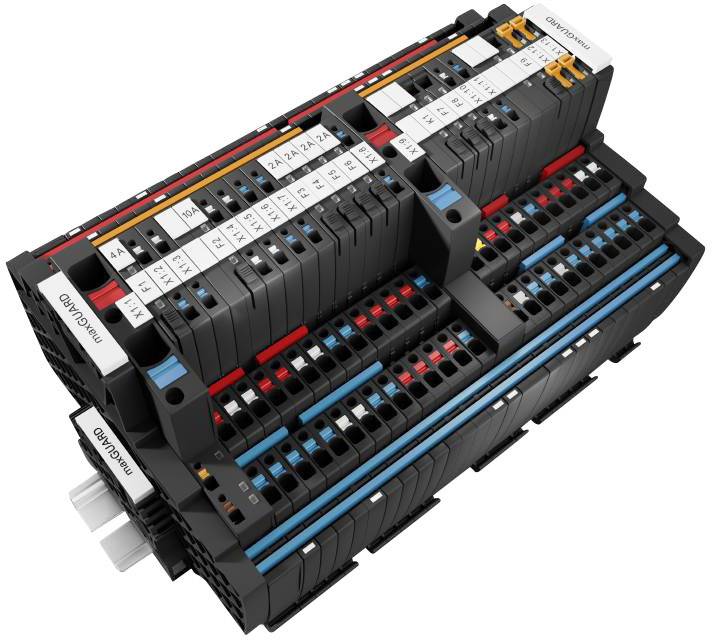Ein modulares Automatisierungssystem in Schwarz mit markierten Anschlüssen und farbcodierten Modulen für Industrieanwendungen.