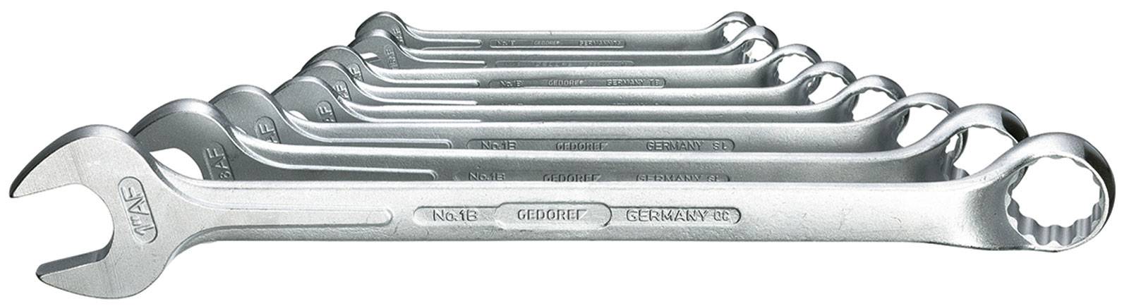 Satz Schraubenschlüssel in abnehmender Größe, gestapelt, von vorn gesehen. Metallisch glänzend und für technische Arbeit geeignet.